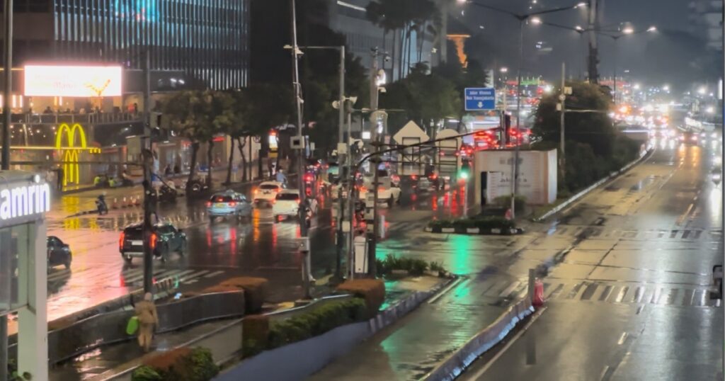 Suasana Jalan MH Thamrin yang penuh cahaya lampu dari kendaraan