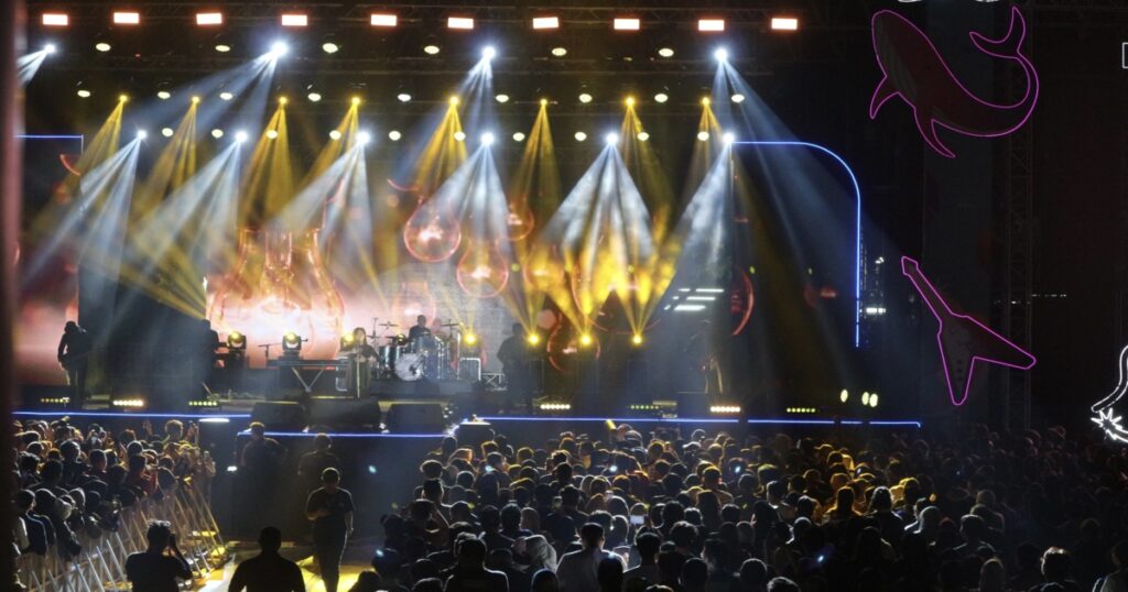 Sorotan lapu panggung saat konser Cokelat di acara Semesta Berpesta