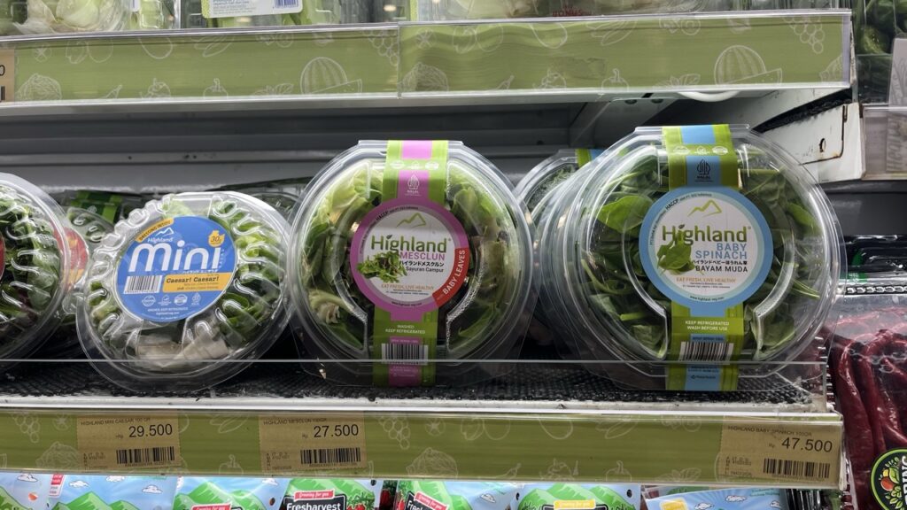 Sayuran kemasan di rak supermarket