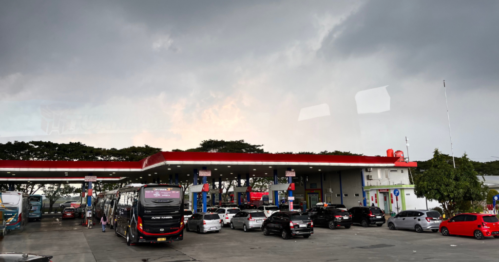 Kendaraan antre mengisi BBM