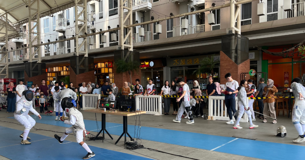 Penonton menyaksikan pertandingan anggar di area Apartemen Tokyo Riverside