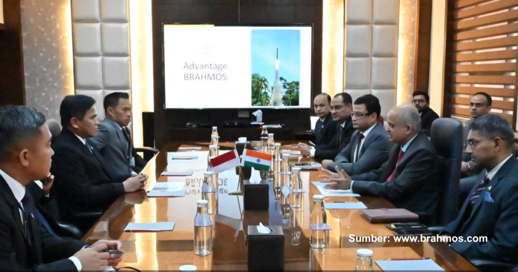 Delegasi tingkat tinggi yang dipimpin oleh Kepala Staf, Laksamana. Muhammad Ali dari Angkatan Laut IBrahMosan mengunjungi BrahMos Aerospace, New Delhi & berinteraksi dengan Dr. Jaiteerth R. Joshi, CEO&MD BrahMos Aerospace & pejabat senior lainnya dari perusahaan JV.