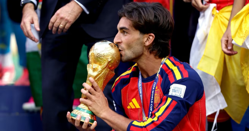 Ferran Torres Mencium Piala saat Perayaan Kemenangan Spanyol di Piala Dunia 2026
