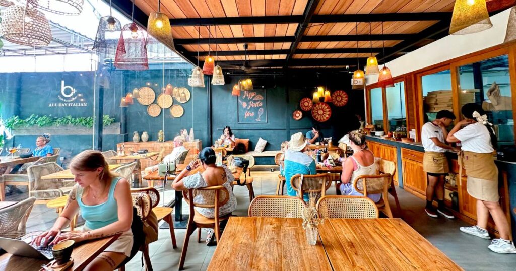 Suasana cafe dengan pengunjung yang sedang menikmati makanan dan minuman