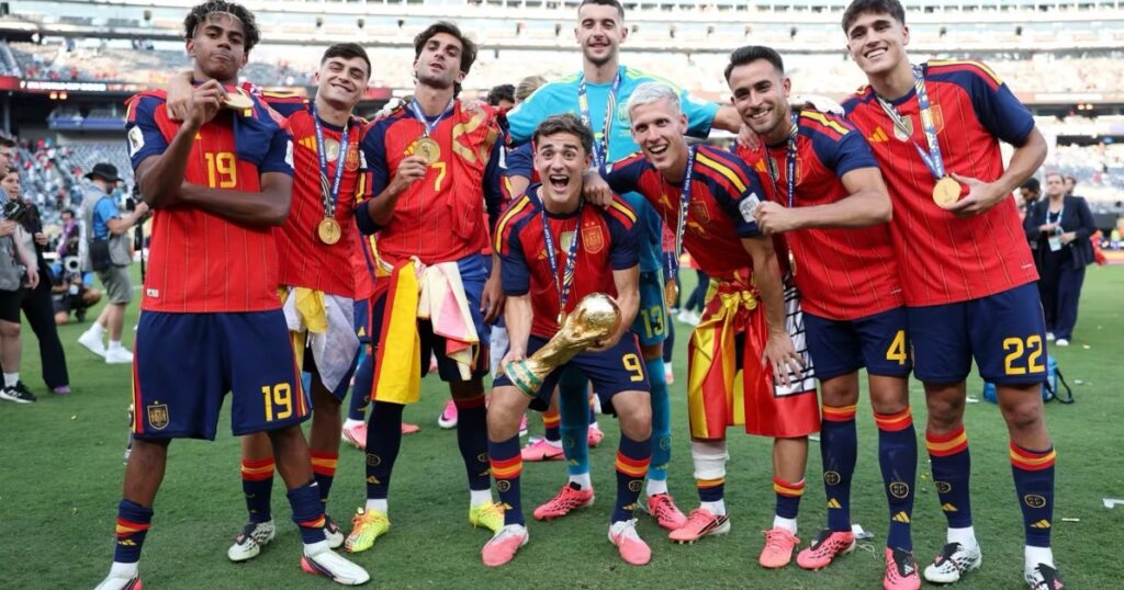 Tim Nasional Spanyol berfoto bersama dengan Piala
