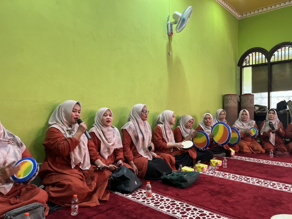Emak Emak Memperagakan rebana
