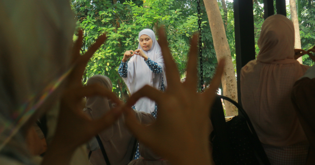 Teman Tuli peragakan bahasa Isyarat kepada Teman Dengar