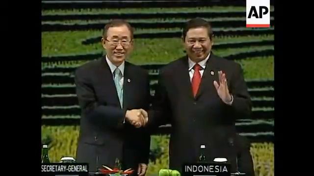 Ban Ki Moon (Sekjen PBB 2007-2017) dan Presiden Susilo Bambang Yudhoyono (Presiden RI Ke-6) pada United Nations Framework Convention on Climate Change (UNFCCC) di Nusa Dua, Bali, Indonesia. (09/12/2007). (Foto: Tangkapan layar AP Archive)