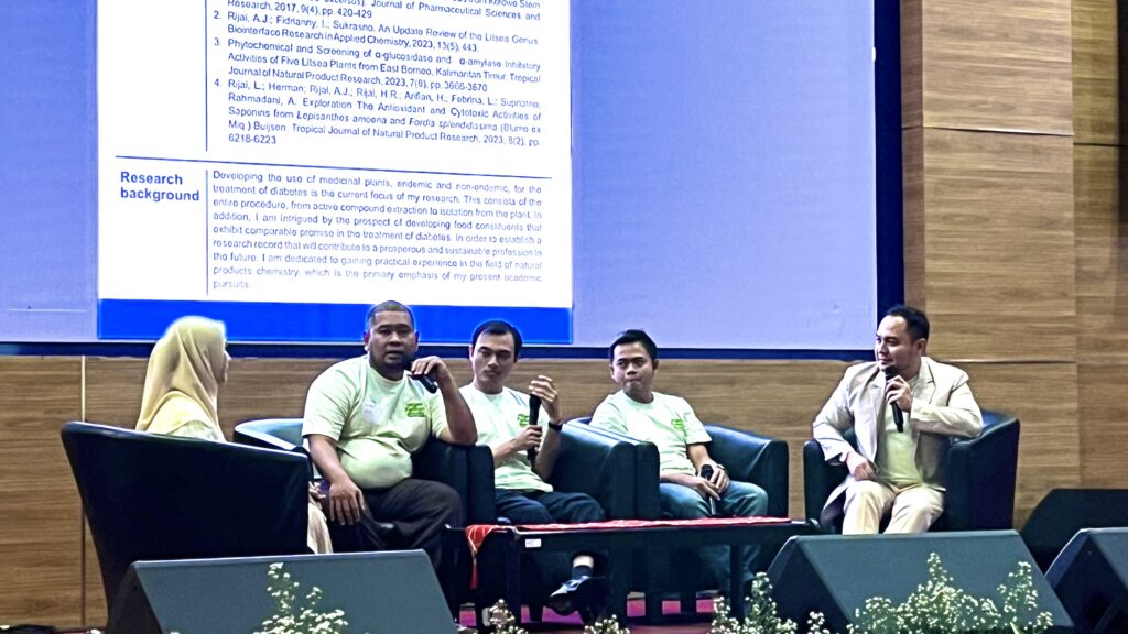 Sharing session alumni bertajuk "20 Tahun Jejak Langkah Farmasi UNISBA", selaku moderator jurnalis senior Agung Hardiansyah di Aula Gedung Hj. Kartini Kridoharsono, Sabtu, 5 September 2026. (Foto: Dokumentasi)