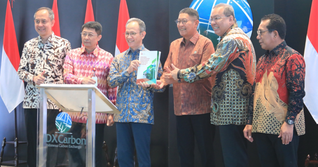 Ketua Dewan Komisioner OJK Mahendra Siregar, Kepala Eksekutif Pengawas Pasar Modal, Keuangan Derivatif, dan Bursa Karbon OJK Inarno Djajadi, dan Direktur Utama PT Bursa Efek Indonesia Iman Rachman, serta Direktur Utama Kustodian Sentral Efek Indonesia Samsul Hidayat, dalam acara peluncuran buku Perdagangan Karbon Bagi Sektor Jasa Keuangan bertempat di Main Hall Bursa Efek Indonesia, Jakarta, Selasa, 15 Juli 2025. (Foto: Dokumentasi OJK)