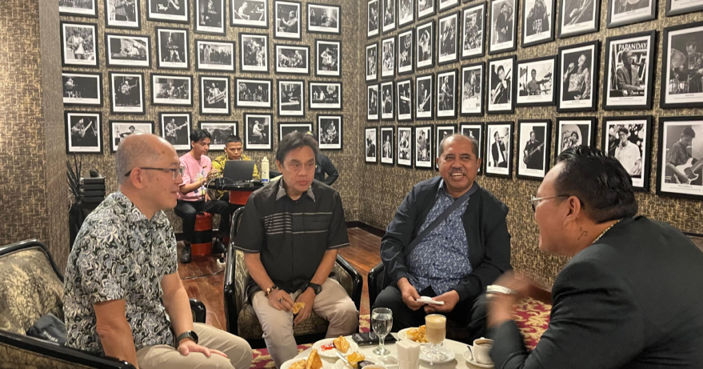 PJoseph Ijong Dachlan - Marketing Manager Kota Baru Parahyangan Musisi Dwiki Dharmawan, Vence Manuhutu berbincang jelan press conference TPJF 2026 di Mirten Lounge, The Papandayan Hotel. (03/09/2026)
