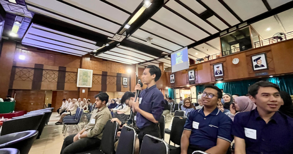 Diskusi interaktif antara alumni dan mahasiswa aktif Fakultas Farmasi dan Sains, UNISBA di Aula Gedung Hj. Kartini Kridoharsono, Sabtu, 5 September 2026. (Foto: Agung Hardiansyah)